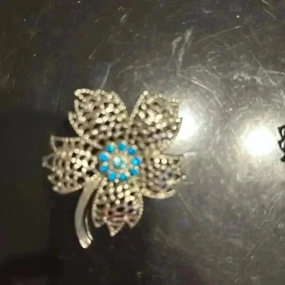 Scaly‎  Silver Tone Flower Brooches - Picture 3 of 4